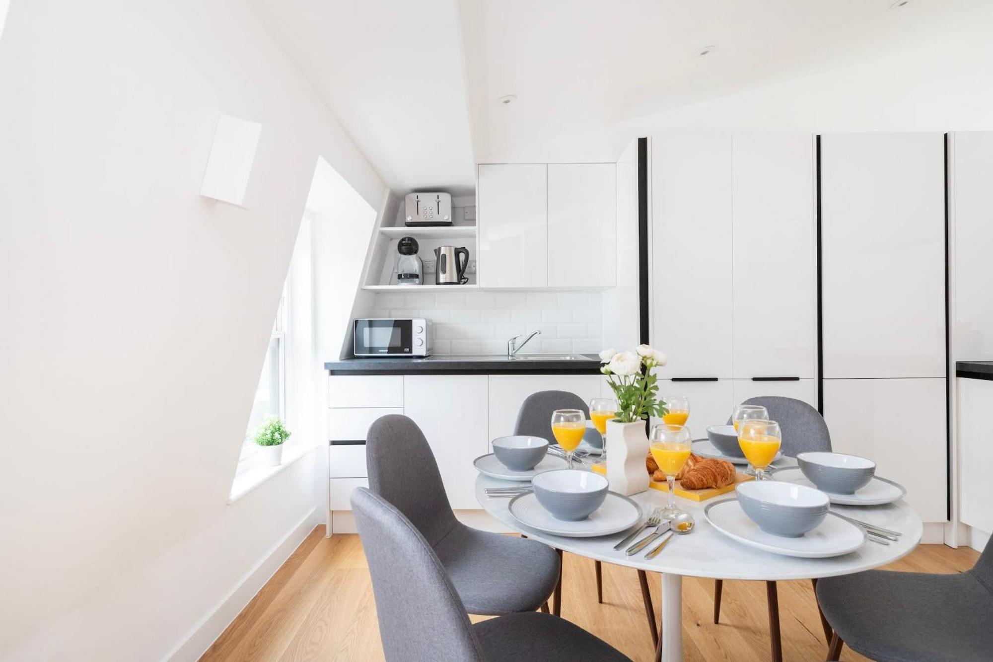 Fitzrovia & Soho - 2Br With Balcony - Cityapartmentstay London Kültér fotó